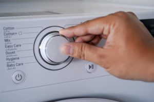 איך לנקות מכונת כביסה